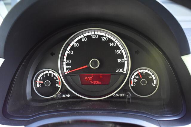 Volkswagen UP! 1.0 high up! BlueMotion 75pk | 17" Velgen | Stoelverwarming | Cruisecontrol | Park Pilot | Airco |