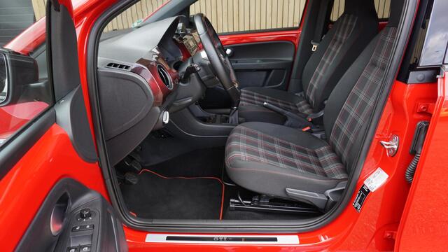 Volkswagen UP! 1.0 TSI 116pk GTI 5Drs Beats 17inch LM *Milltek* Clima A-Camera DAB Cruise Control *NL auto* Zeer Nette Up!