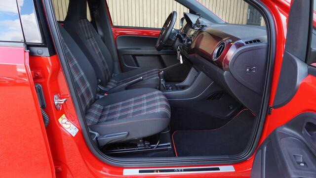 Volkswagen UP! 1.0 TSI 116pk GTI 5Drs Beats 17inch LM *Milltek* Clima A-Camera DAB Cruise Control *NL auto* Zeer Nette Up!