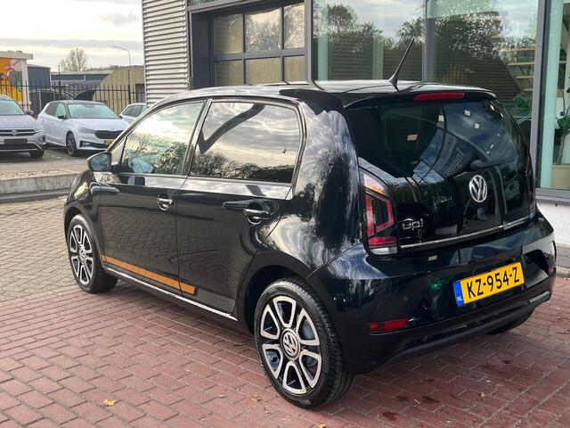Volkswagen UP! 1.0 BMT high up! / Stoelverwarming / 15 Inch / Alcantara / Cruise control / Camera / Parkeersensoren Achter / Getint glas