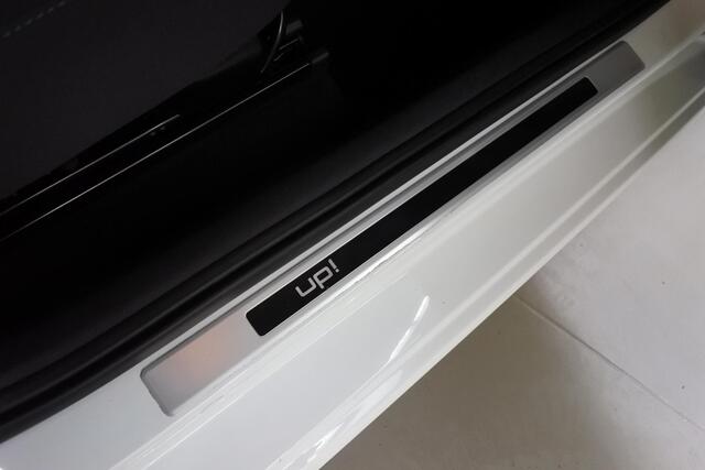 Volkswagen UP! 1.0 Club Navi LMV donkere hemel