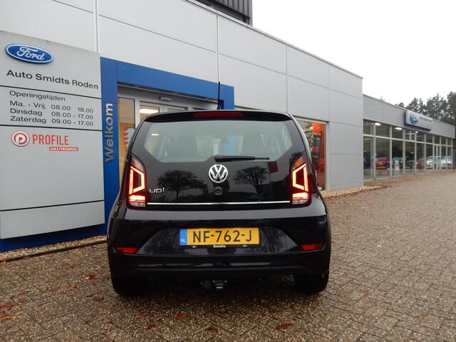 Volkswagen UP! 1.0 BMT high up! Color | Camera | Stoelverwarming | 17-Inch | Trekhaak | ISOFIX | Cruise |