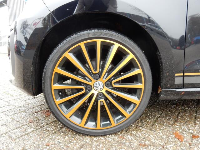 Volkswagen UP! 1.0 BMT high up! Color | Camera | Stoelverwarming | 17-Inch | Trekhaak | ISOFIX | Cruise |