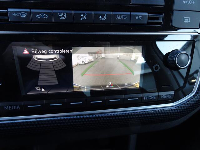Volkswagen UP! 1.0 BMT move up! Automatische airco, achteruitrij camera, parkeersensoren, cruise controle, elektrische ramen, centrale vergrendeling, enz.