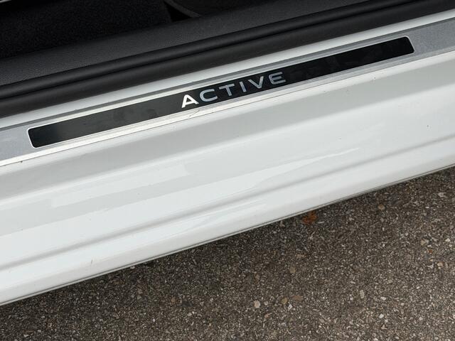 Volkswagen UP! 1.0 Active 5-deurs | Lichtmetalen velgen | Mistlampen | Extra getint glas | Leder stuurwiel | Stoelverwarming | Bluetooth | Rijklaar incl. garantie