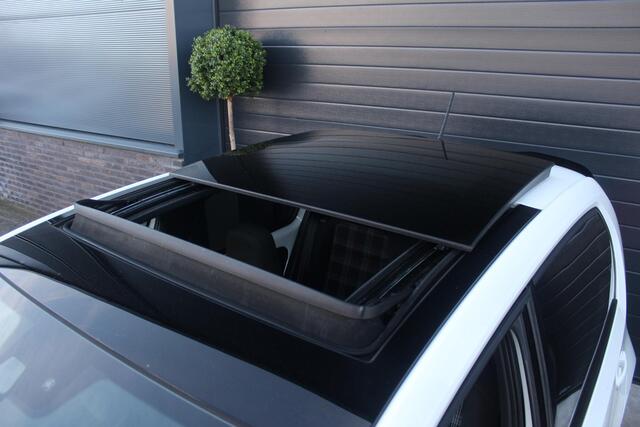 Volkswagen UP! 1.0 TSI GTI | Panoramadak | Beats | Camera | Climate control | Dealer onderhouden