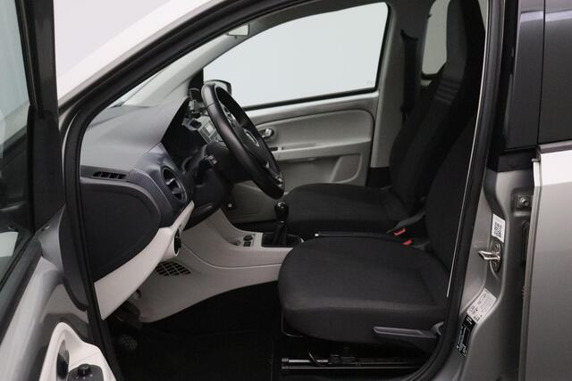 Volkswagen UP! 1.0 BMT move up! 2017 NAP | Camera | Cruise control | Bluetooth | Climate control | Dealer onderhouden | 2 Sleutels | Lichtsensor | Parkeersensoren