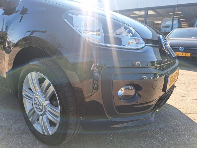 Volkswagen UP! 1.0 BMT High Up! Parkeersensoren / Cruise control / LMV 15" / Navi By App / Bluetooth HAL