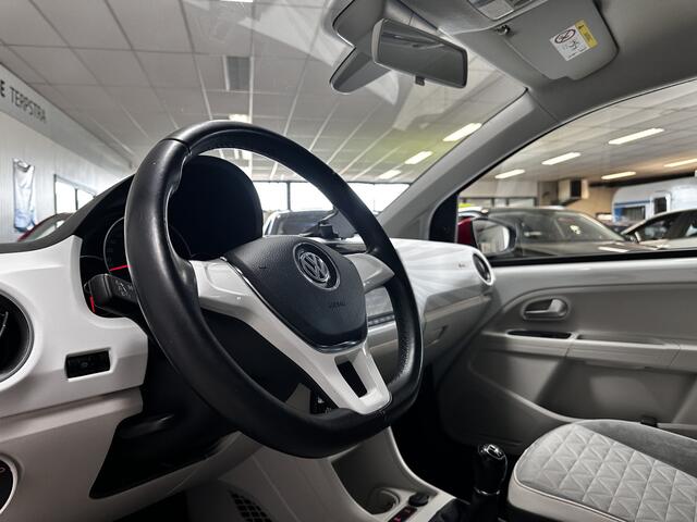 Volkswagen UP! 1.0 BMT up! beats/ TREKHAAK!/ 5-Drs/ Audio-Premium/ 15'' LMV/ Airco/ Maps+More/ Bluetooth/ LEDER. Stuur/ Half-Leder/ Extra getint glas/ Elek. pakket/ Isofix.