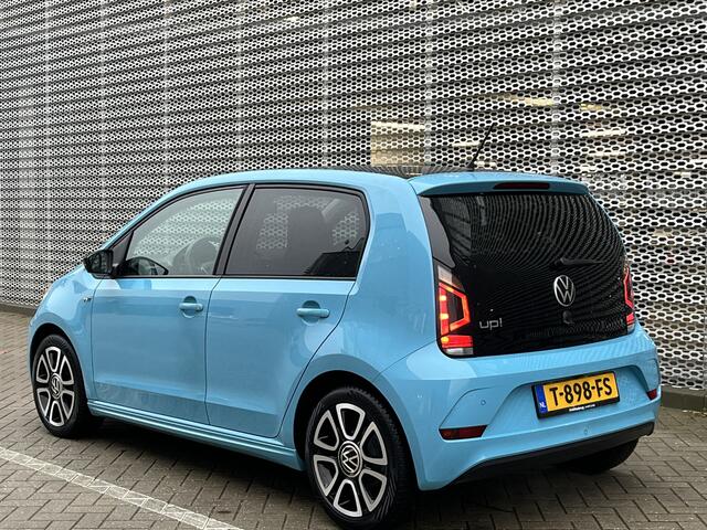 Volkswagen UP! 1.0 66PK R-Line / R-Line Exterieur / 16" LMV / Achteruitrijcamera / Climate Control / Cruise Control