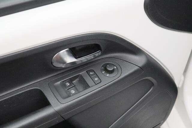 Volkswagen UP! 1.0 BMT move up! 2017 NAP | Airco | Camera | Cruise control | Bluetooth | PDC | Centrale vergrendeling | Goed onderhouden | Elektrische ramen + spiegels |