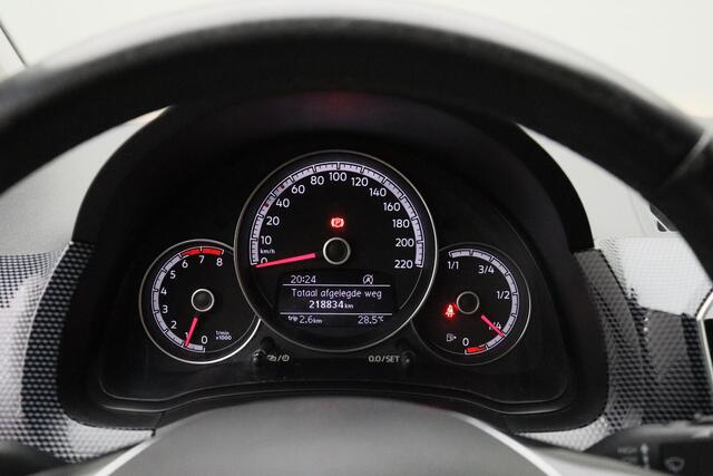 Volkswagen UP! 1.0 BMT move up! 2017 NAP | Airco | Camera | Cruise control | Bluetooth | PDC | Centrale vergrendeling | Goed onderhouden | Elektrische ramen + spiegels |