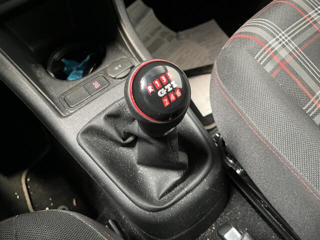 Volkswagen UP! 1.0 TSI GTI / CRUISE/ PARKEERSENSOREN + CAMERA/ STOELVERWARMING/ BEATS AUDIO/ BLUETOOTH/ DAB/ CLIMA/ 17'' LMV
