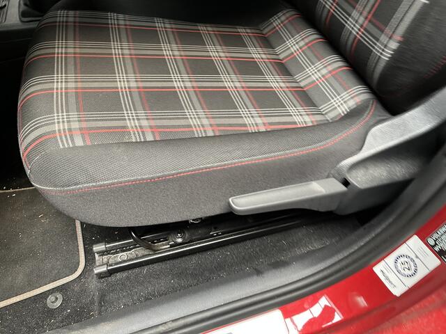 Volkswagen UP! 1.0 TSI GTI / CRUISE/ PARKEERSENSOREN + CAMERA/ STOELVERWARMING/ BEATS AUDIO/ BLUETOOTH/ DAB/ CLIMA/ 17'' LMV