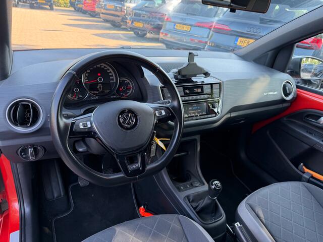 Volkswagen UP! 1.0 BMT cross up! / NL Auto! / 1e Eign. / Camera / Navi. by App / 16'' / Getint glas / Stoelverwarming / DAB / Cruise Control / Climate Control