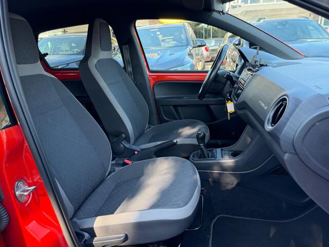 Volkswagen UP! 1.0 BMT cross up! / NL Auto! / 1e Eign. / Camera / Navi. by App / 16'' / Getint glas / Stoelverwarming / DAB / Cruise Control / Climate Control