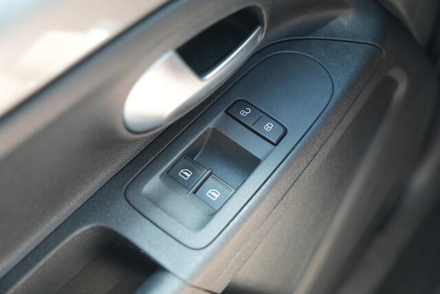 Volkswagen UP! 1.0 - Cruise - Camera - PDC - Bluetooth - DAB - Auto Clima - Rijklaar