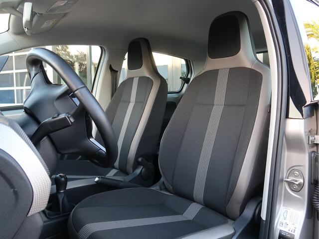 Volkswagen UP! 1.0 TSI 90pk high up! | Parkeersensoren | Cruise Control | Camera |