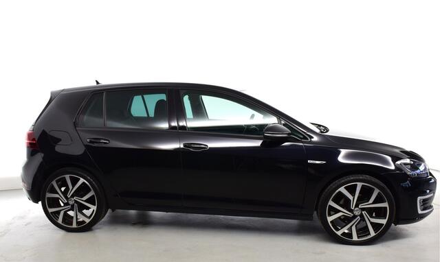 Volkswagen e-Golf LEDER privacy glas- inhaal det, navy, stoelverw, achteruitrijcamera, keyless entry, dyn knipperl, Lederen bekleding, park ass, line ass, E sound, autohold, keyless start, Dyn audio install
