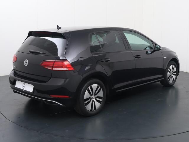 Volkswagen e-Golf E-DITION | 136 PK | Warmtepomp | Adaptive cruise control | Parkeersensoren | Navigatiesysteem |