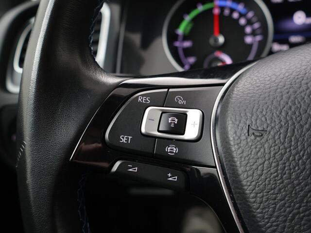 Volkswagen e-Golf E-DITION | 136 PK | Warmtepomp | Adaptive cruise control | Parkeersensoren | Navigatiesysteem |