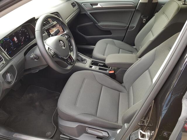 Volkswagen e-Golf met 4% BIJTELLING ¤ 2000,- subsidie mogelijk | Navigatie | Climate control | Bluetooth | Camera | Digitale Cockpit | Lichtmetalen velgen 17" |