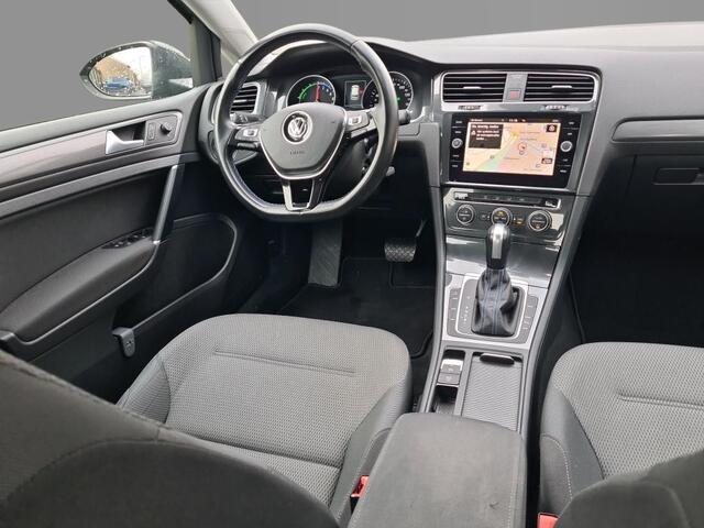 Volkswagen e-Golf 36kWh 136pk E-DITION / Warmtepomp / Navigatie / LED