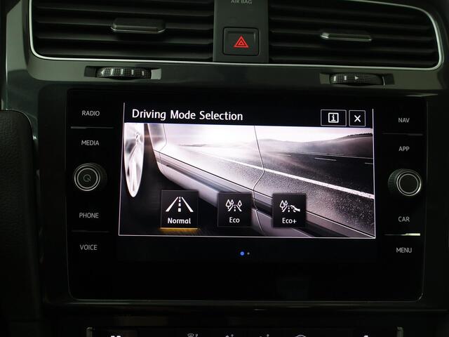 Volkswagen e-Golf E-DITION | Automaat | Multifunctioneel stuurwiel | Adaptive cruise control | ACC | Frontassist | Spraakbediening | Automatische verlichting | Spiegelverwarming | Bluetooth | Navigatie FullMap | Apple Carplay - Androidauto | Climate | Parkeersensoren voor