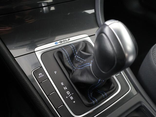 Volkswagen e-Golf E-DITION | Automaat | Multifunctioneel stuurwiel | Adaptive cruise control | ACC | Frontassist | Spraakbediening | Automatische verlichting | Spiegelverwarming | Bluetooth | Navigatie FullMap | Apple Carplay - Androidauto | Climate | Parkeersensoren voor
