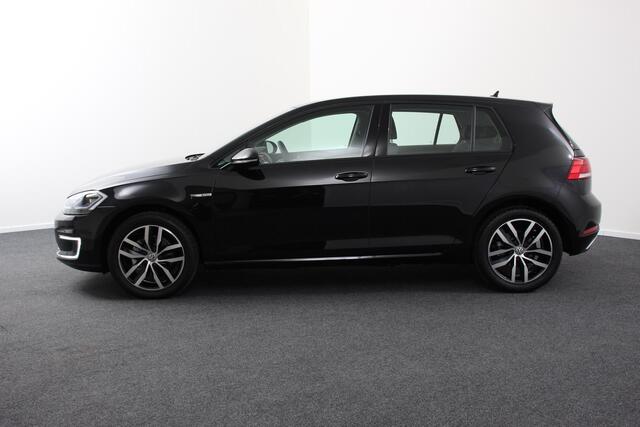Volkswagen e-Golf Automaat 136pk | Navigatie | Climate Control | Virtuele Cockpit | Camera | Keyless | Stoelverwarming | Parkeer Sensoren | Cruise Control Adaptive | Lichtmetalen velgen 17"
