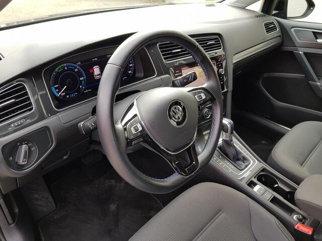 Volkswagen e-Golf Automaat 136pk | Navigatie | Climate Control | Virtuele Cockpit | Camera | Keyless | Stoelverwarming | Parkeer Sensoren | Cruise Control Adaptive | Lichtmetalen velgen 17"
