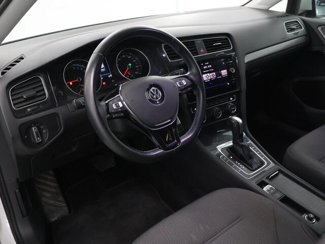 Volkswagen e-Golf E-DITION | Navigatiesysteem | Cruise Control Adaptief | Dodehoek Detectie | Apple Carplay/Android Auto | Parkeercamera |