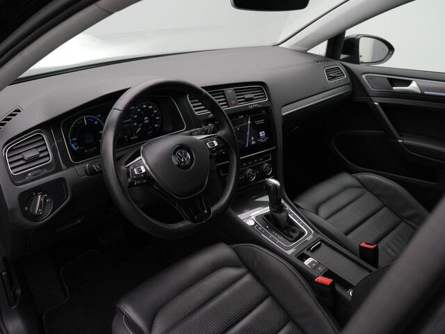 Volkswagen e-Golf 136 pk E-DITION | Leder | Wamtepomp | Virtual Cockpit | Navigatie Discover Pro | Achteruitrijcamera | Stoelverwarming