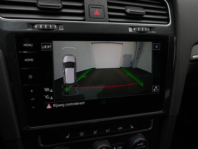 Volkswagen e-Golf 136 pk E-DITION | Leder | Wamtepomp | Virtual Cockpit | Navigatie Discover Pro | Achteruitrijcamera | Stoelverwarming