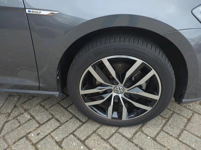 Volkswagen e-Golf E-DITION / Digitaal dashboard / Navigatie / Parkeersensoren achter / App connect / Lichtmetaal 17 inch /