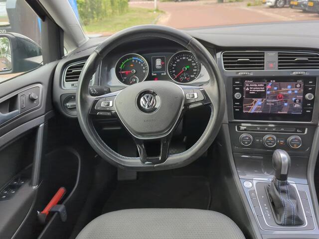 Volkswagen e-Golf E-DITION 136pk / LED / Navigatie / Parkeersensoren / 16" LMV
