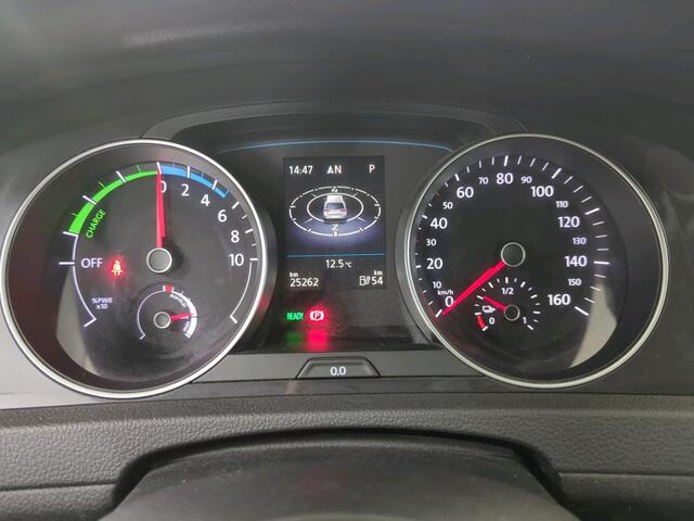 Volkswagen e-Golf E-DITION / LED Koplampen / Navigatie / Adaptive Cruise Control / Parkeersensoren V+A / Verwarmbare Voorruit / Climate Control / App Connect / 16" LMV