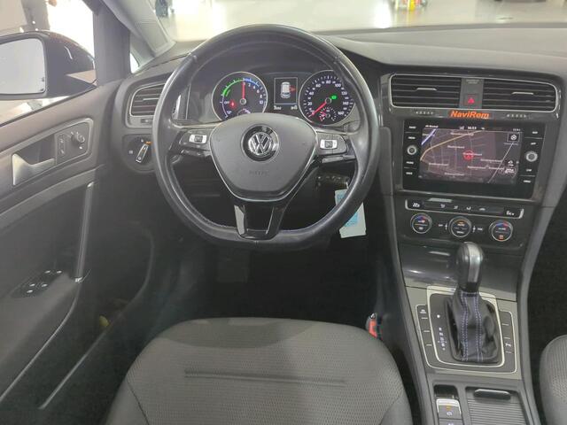 Volkswagen e-Golf E-DITION / LED Koplampen / Navigatie / Adaptive Cruise Control / Parkeersensoren V+A / Verwarmbare Voorruit / Climate Control / App Connect / 16" LMV