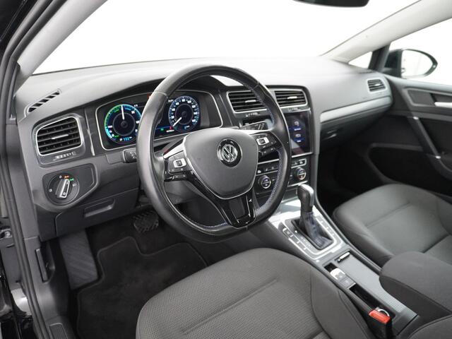 Volkswagen e-Golf AUT Adaptieve Cruise Warmtepomp App-Connect Apple Carplay Android Auto Climatronic Stoelverwarming DAB+ Led Virtual Cockpit Winterpakket Licht/Regensensor Pdc App-Connect Lmv 17" E-DITION 136PK 290NM Koppel slechts 44.000km