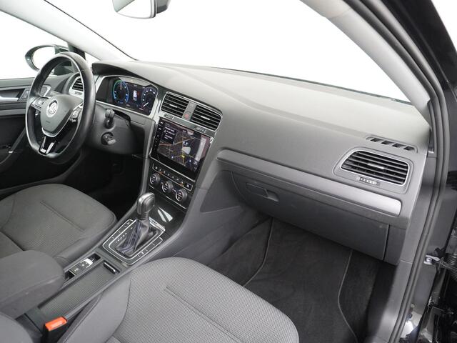 Volkswagen e-Golf AUT Adaptieve Cruise Warmtepomp App-Connect Apple Carplay Android Auto Climatronic Stoelverwarming DAB+ Led Virtual Cockpit Winterpakket Licht/Regensensor Pdc App-Connect Lmv 17" E-DITION 136PK 290NM Koppel slechts 44.000km