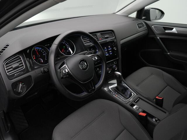 Volkswagen e-Golf E-DITION 136 pk | Warmtepomp | Navigatie | Adaptive Cruise | 2-zone Climatronic