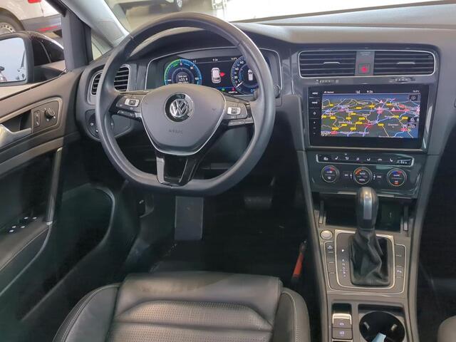 Volkswagen e-Golf E-DITION / WARMTEPOMP/ CAMERA/ PARK. SENSOREN/ LEDER/ DIGITAL DASHBOARD/ LED/ NAVI/ 16" LMV
