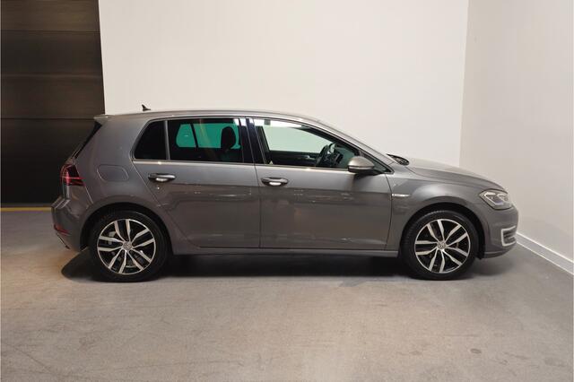 Volkswagen e-Golf E-DITION - Apple Carplay/Android Auto - Adaptive Cruise - Navi - 220w Laadkabel en Type 2
