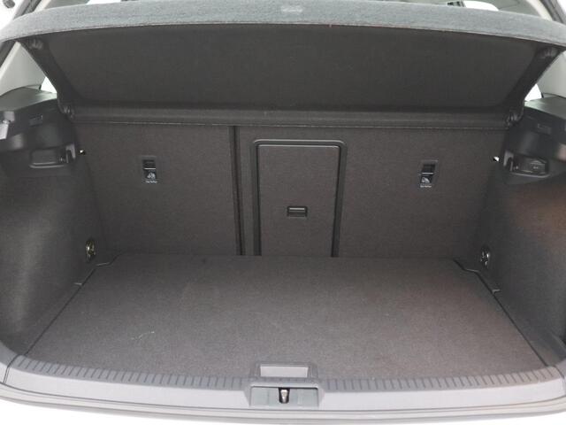 Volkswagen e-Golf E-DITION 136PK Aut. 8607Km, Navi, Adaptieve Cruise Controle, Parkeersensoren voor en achter, LED koplampen, Clima, 16" LM Velgen