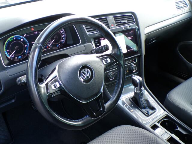 Volkswagen e-Golf e-Golf, Trekhaak / Dynaudio / Carplay + Android Auto / Full LED. / Sensoren + Camera / Adaptive Cruise / 16'' LMV