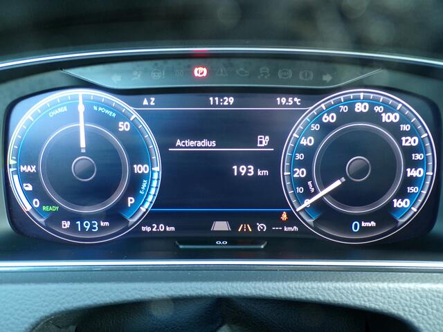 Volkswagen e-Golf e-Golf, Trekhaak / Dynaudio / Carplay + Android Auto / Full LED. / Sensoren + Camera / Adaptive Cruise / 16'' LMV