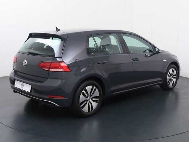 Volkswagen e-Golf E-DITION | 136 PK | SoH 91% | Adaptive cruise control | Climate control | Navigatiesysteem |
