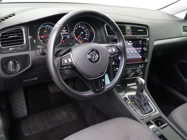 Volkswagen e-Golf E-DITION | 136 PK | SoH 91% | Adaptive cruise control | Climate control | Navigatiesysteem |