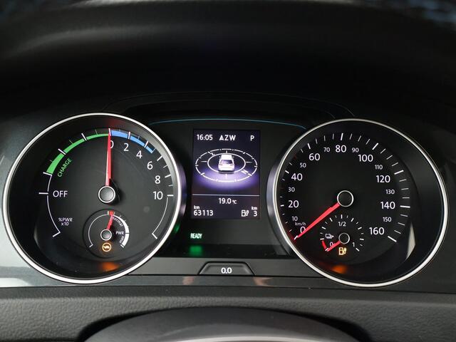 Volkswagen e-Golf E-DITION | 136 PK | SoH 91% | Adaptive cruise control | Climate control | Navigatiesysteem |