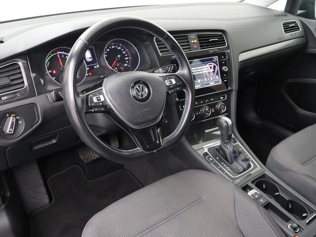 Volkswagen e-Golf E-DITION | 136 PK | SoH 90% | Climate control | Navigatiesysteem | Adaptief cruise control |